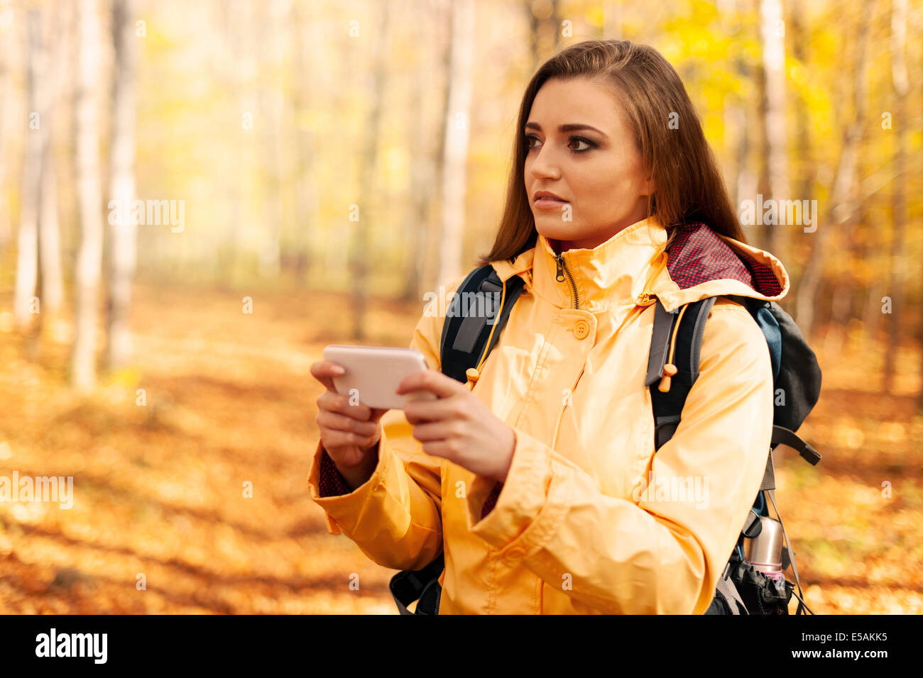 Verwirrt junge Wanderer mit Ihrem Smartphone im Wald, Debica, Polen Stockfoto