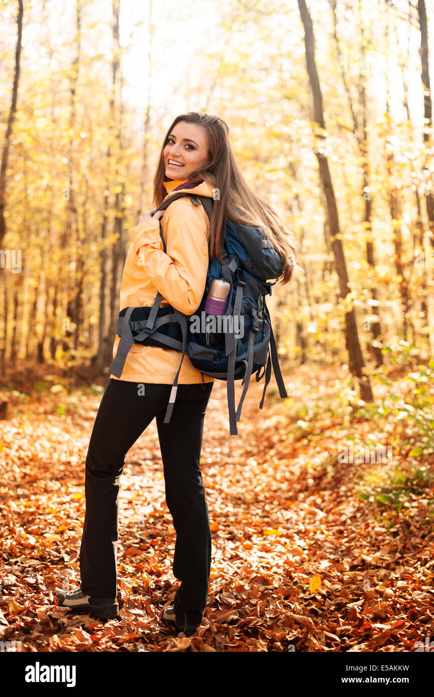 Porträt von schönen und lächelnd Wanderer mit Rucksack, Debica, Polen Stockfoto