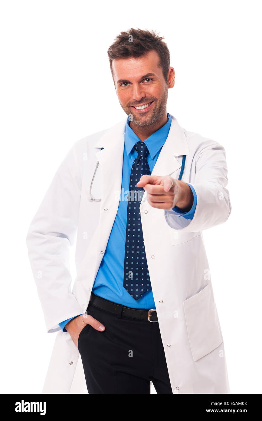 Gut aussehend und lächelnd Arzt zeigte auf Kameraseite Debica, Polen Stockfoto