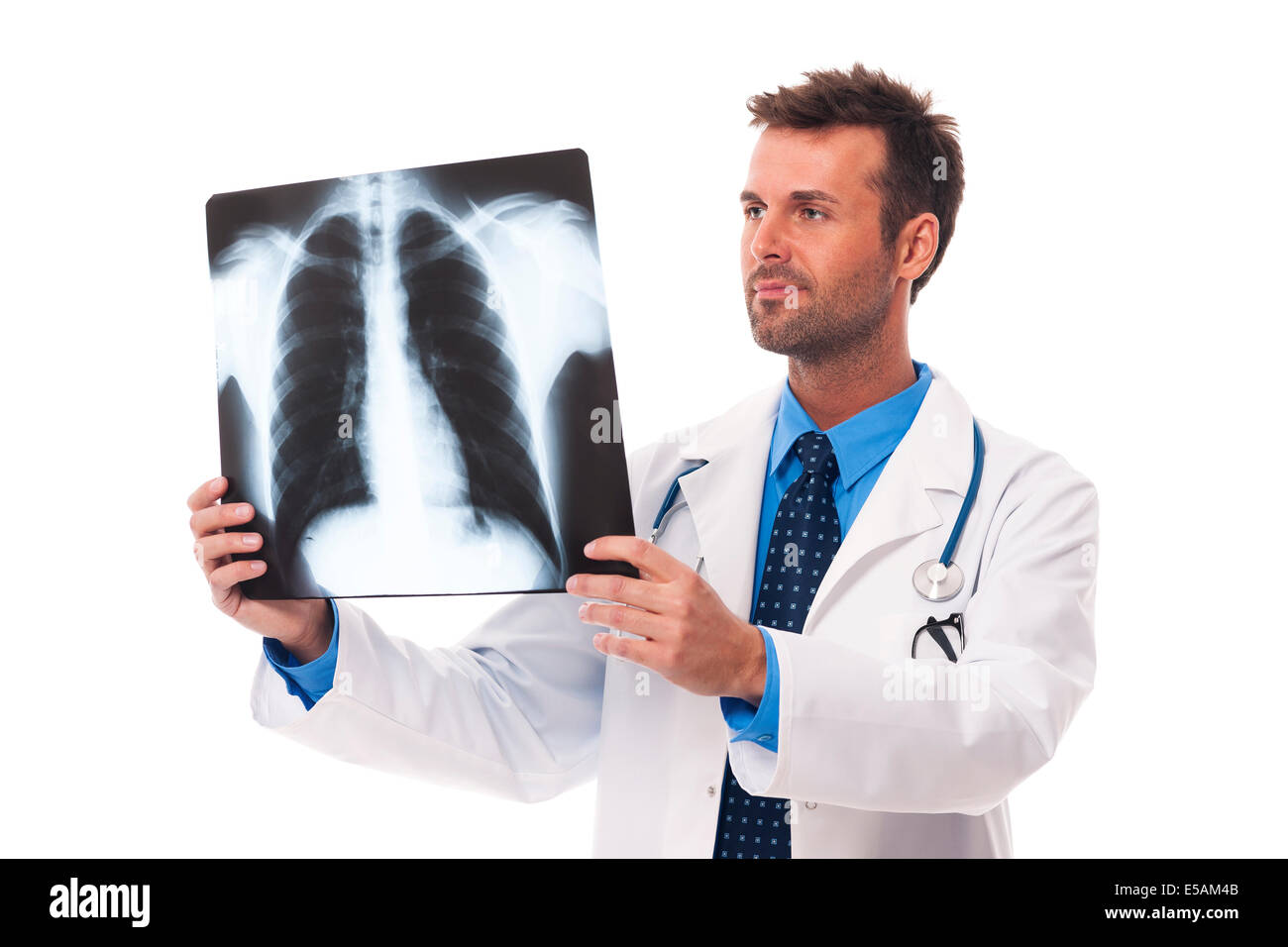 Männlichen Arzt untersuchen Röntgenbild, Debica, Polen Stockfoto