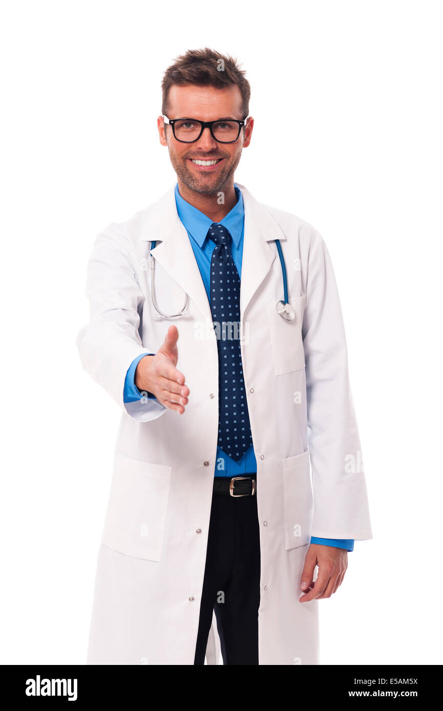 Lächelnde Arzt bietet Handshake Debica, Polen Stockfoto