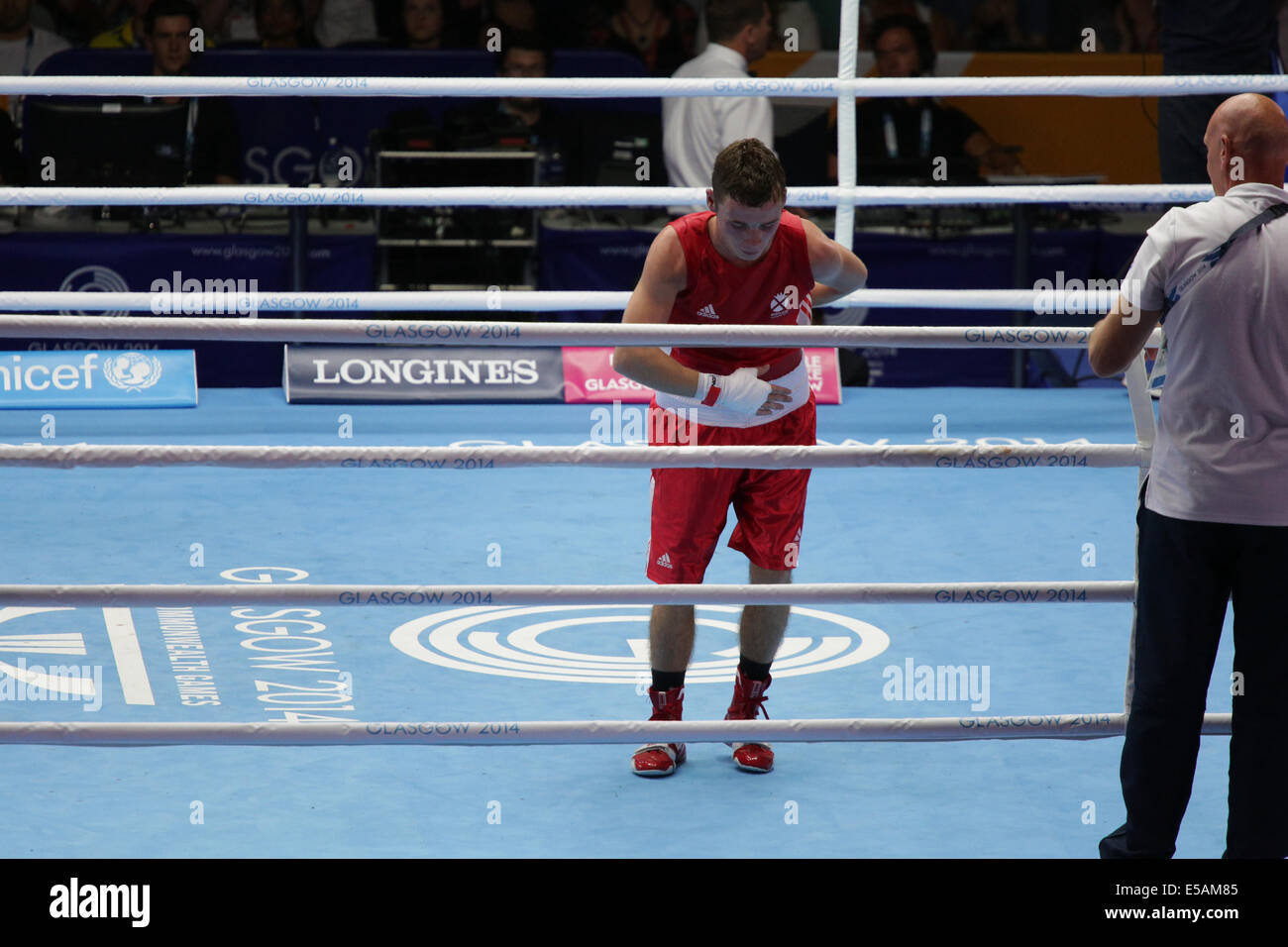 SECC, Glasgow, Schottland, Großbritannien, Freitag, Juli 2014. Schwunggewicht 52kg Vorboxspiel. Reece McFadden aus Schottland verneigt sich vor der Menge, nachdem er in seinem Kampf mit Andrew Selby aus Wales bei den Commonwealth Games in Glasgow 2014 zum Sieger erklärt wurde Stockfoto