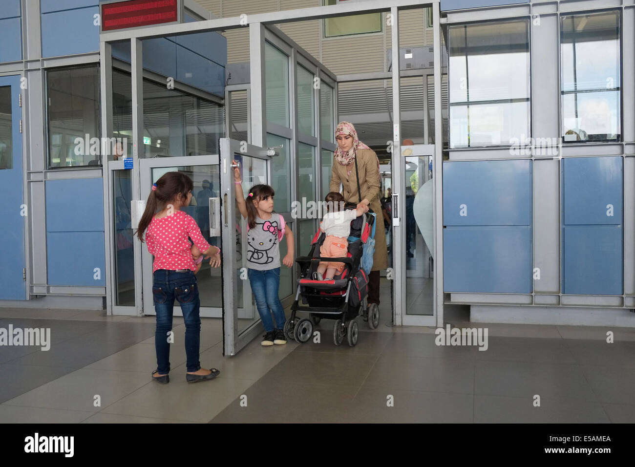 Eine palästinensische Familie verlässt den Gazastreifen über den Grenzübergang Erez, auch über den Grenzübergang Beit Hanoun an der Grenze zwischen Gaza und Israel am nördlichen Ende des Gazastreifens. Israel Stockfoto