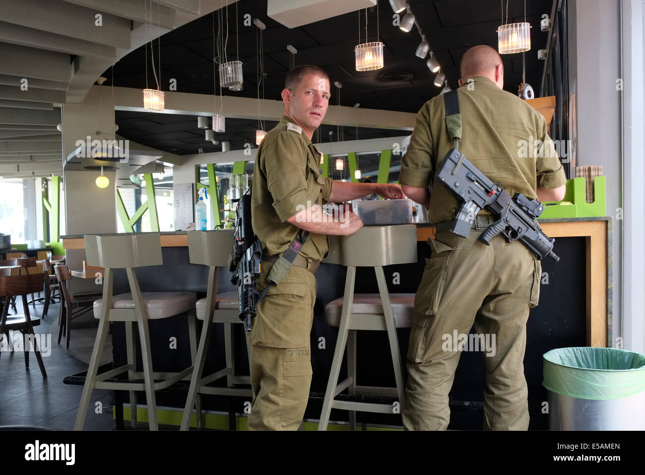 Israelische Soldaten in Yad Mordechai Café in der Nähe der Grenze zum Gazastreifen Israel Stockfoto