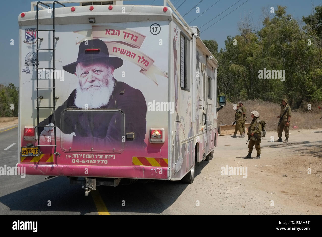 Ein von den orthodoxen jüdischen Praktizierenden des Hasidismus in Chabad-Lubavitch verwendetes „Mitzvah-Panzerfahrzeug“ als transportierbares „Bildungs- und Kontaktzentrum“ und „Minisynagoge“ gelangt in ein israelisches Soldatenlager im Süden Israels Stockfoto