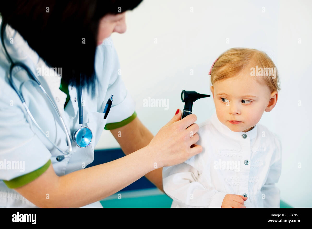 Kinderarzt tun Ohr Prüfung Baby girl, Debica, Polen Stockfoto