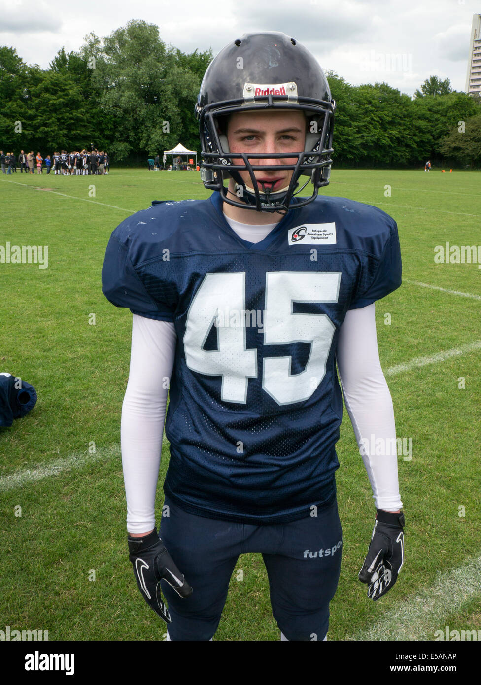 Milo, 15 Jahre, in seinem American Football-Outfit von den Blue Devils, Hamburg, Deutschland. Stockfoto