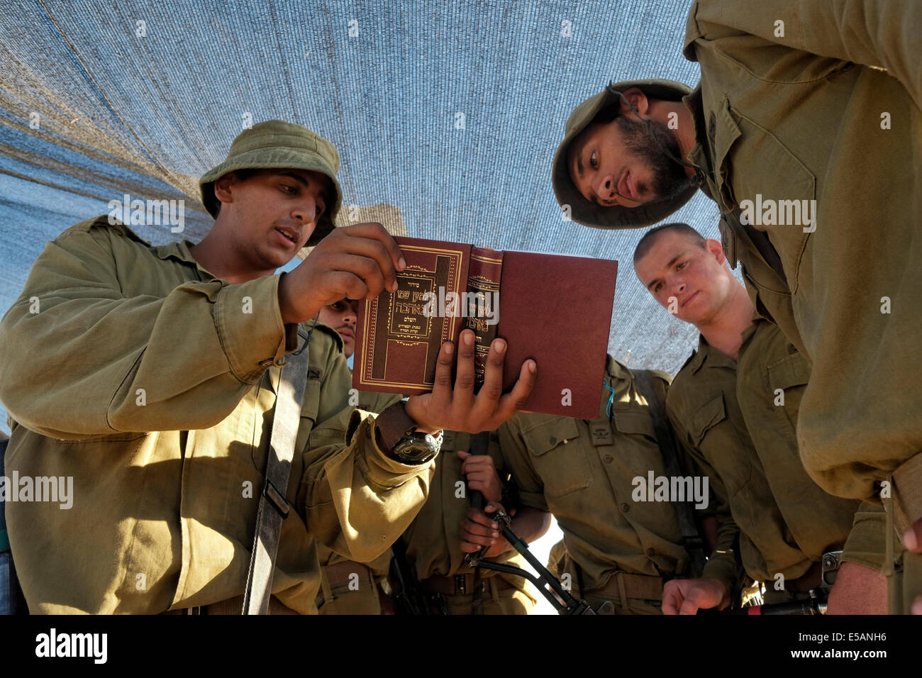 Israelische Soldaten lesen das jüdische Gebetsbuch Siddur nahe der Grenze zu Gaza, Israel. Stockfoto