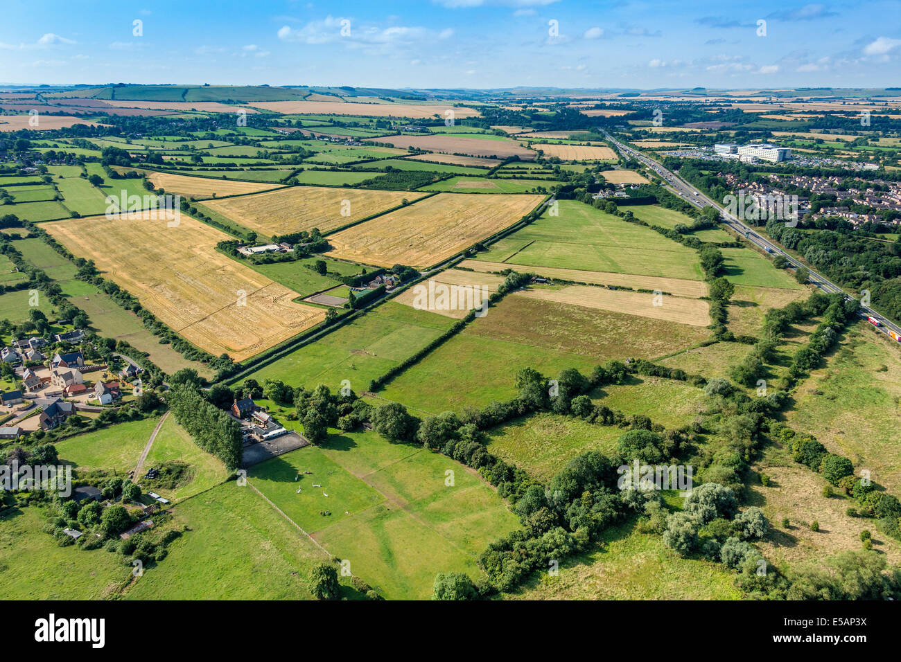 Luftaufnahme mit Blick nach Süden über Moor Leaze, Wanborough, Wiltshire, zum Kreisverkehr Commonhead. A419 und Great Western Hospital, Swindon, rechts. JMH6161 Stockfoto