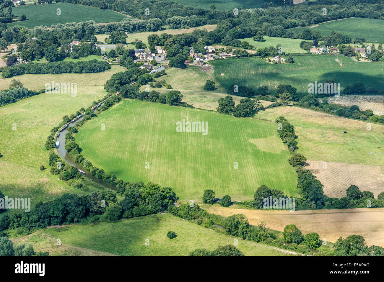 Luftaufnahme der Kennet und Avon Kanal seinen Weg durch das Vale of Pewsey, Wiltshire, UK weben. JMH6206 Stockfoto