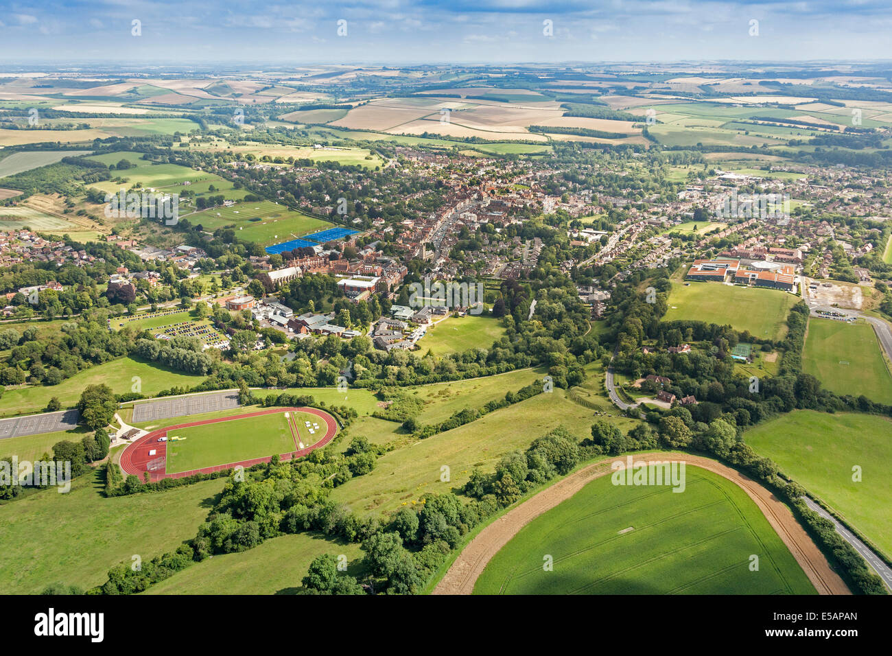 Luftaufnahme des Marlborough College Sport Boden links und die Stadt von Marlborough darüber hinaus, Wiltshire, UK. JMH6209 Stockfoto