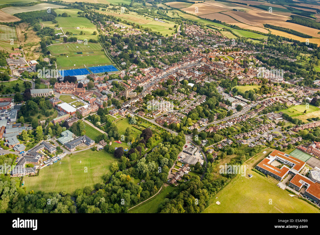 Luftaufnahme von Marlborough, Wiltshire, Großbritannien, von Marlborough College von links nach rechts der Hauptstraße. JMH6213 Stockfoto