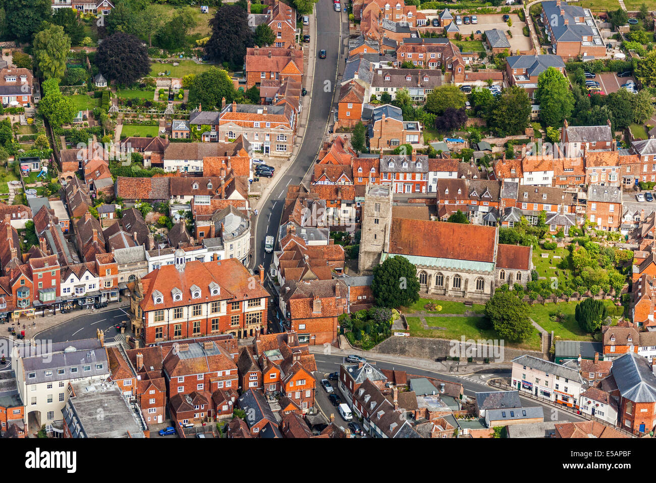 Luftaufnahme von Marlborough, Wiltshire, UK mit der Pfarrkirche St. Mary gleich rechts vom Zentrum. JMH6216 Stockfoto