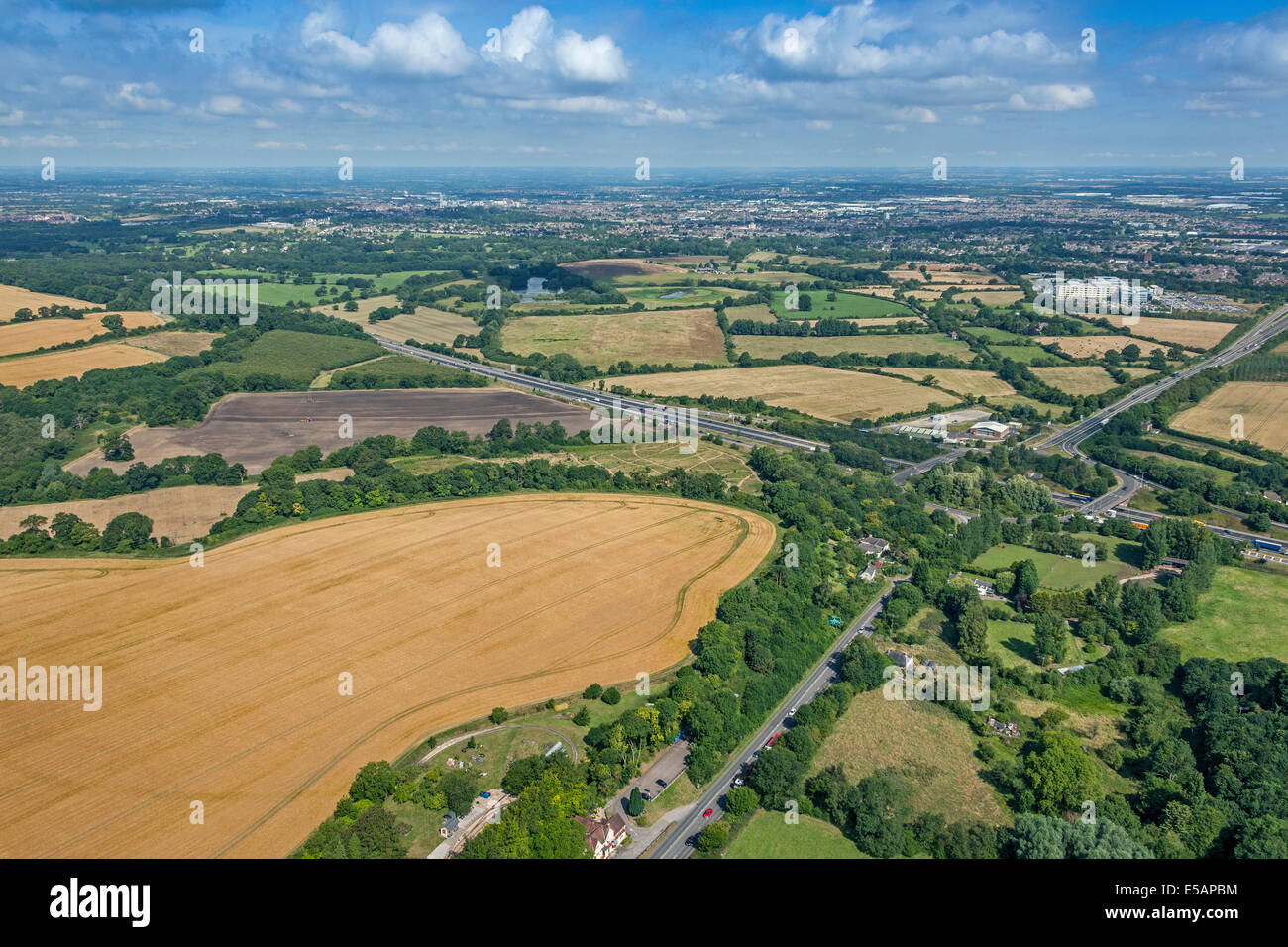 Blick in Richtung Swindon und Kreuzung 15 von der Autobahn M4, in der Nähe von Swindon, Wiltshire, UK. JMH6219 Stockfoto