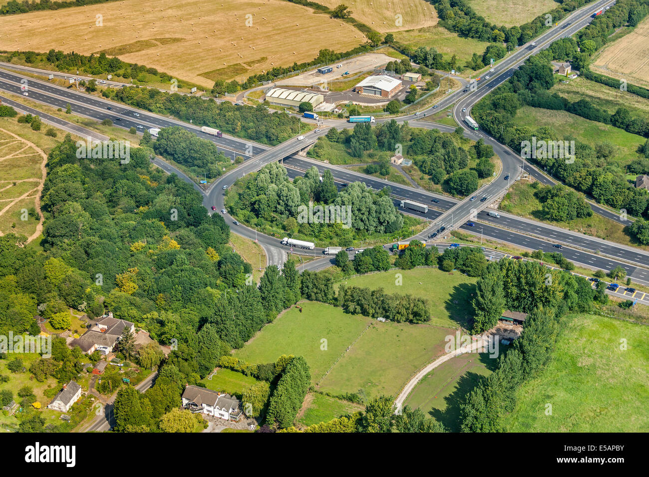 Luftaufnahme der Kreuzung 15 von der Autobahn M4, in der Nähe von Swindon, Wiltshire, UK. JMH6220 Stockfoto