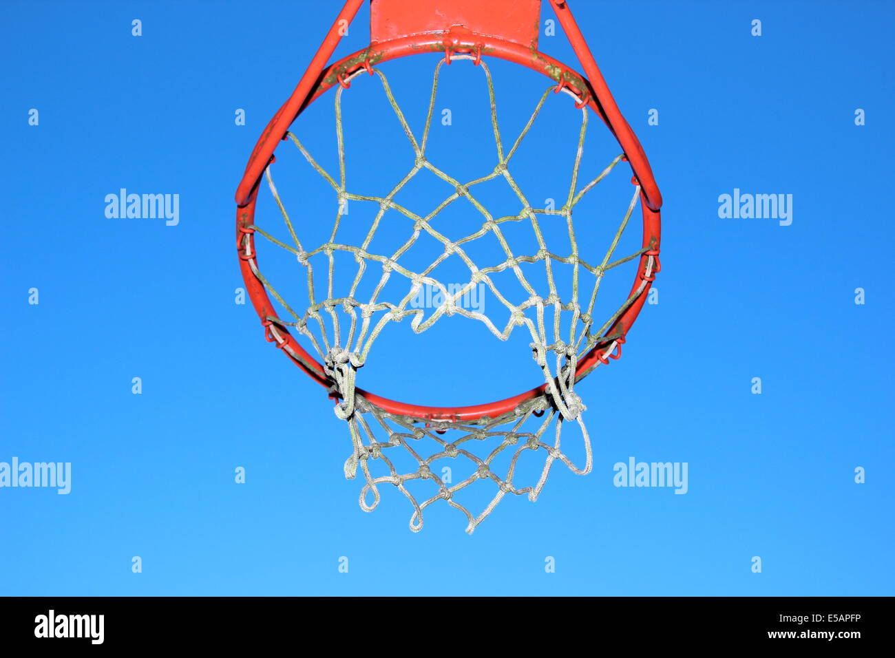 Isolierte Basketballkorb auf blauen Himmelshintergrund Stockfoto