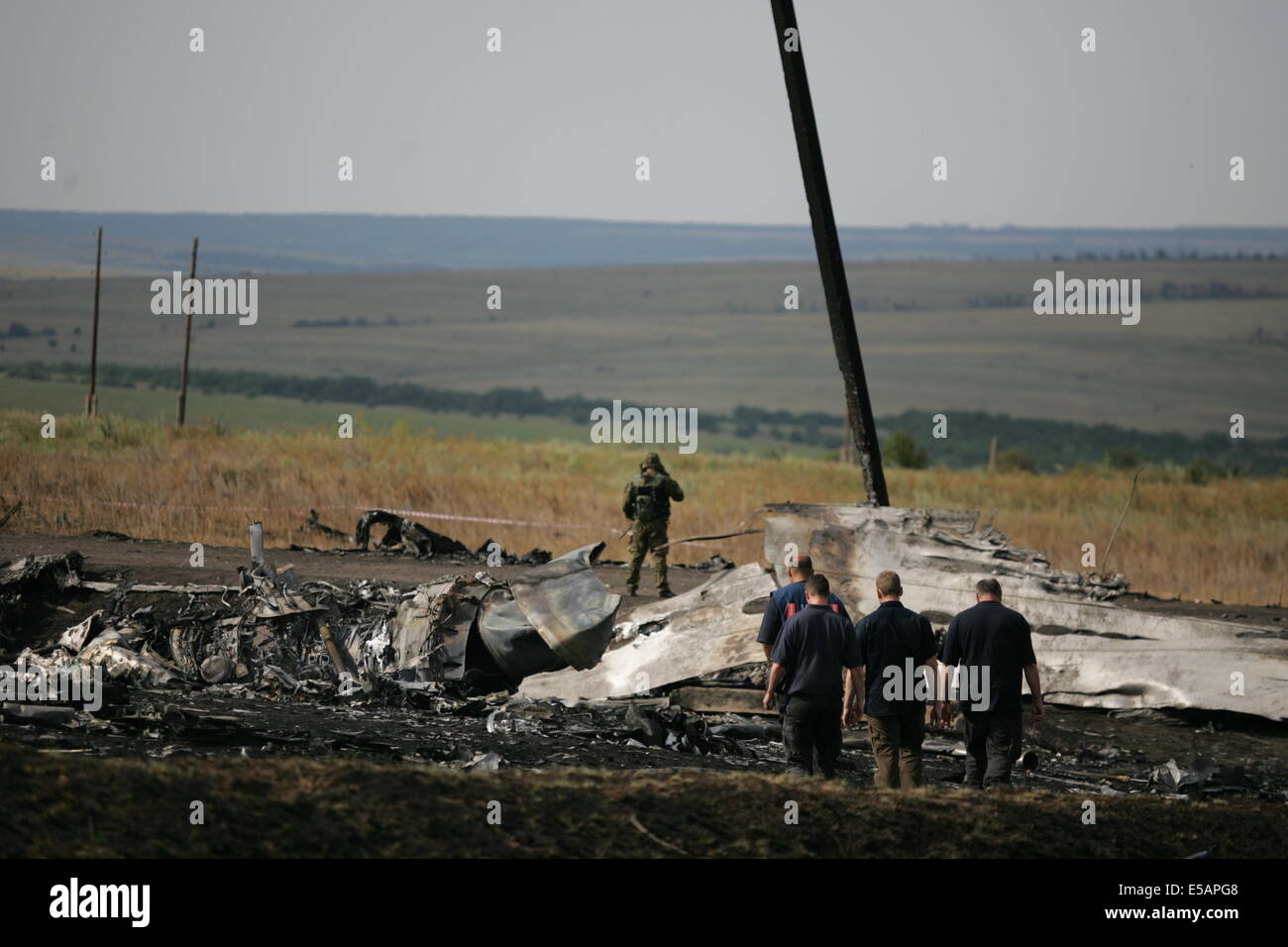 Donezk, Ukraine. 25. Juli 2014. Monitore von der Organisation für Sicherheit und Zusammenarbeit in Europa (OSZE) überprüfen die Trümmer des abgestürzten Malaysia Airlines Flug 17 in Donezk, Ukraine am 25. Juli 2014. An der Absturzstelle in der Ostukraine fanden internationale Experten noch mehr und ein weiteres großes Stück des Rumpfes am Donnerstag, Michael Bociurkiw, ein Sprecher der OSZE, sagte Reportern in Donezk. Bildnachweis: Alexander Ermochenko/Xinhua/Alamy Live-Nachrichten Stockfoto