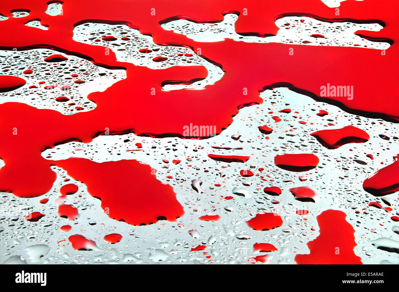 Wassertropfen und Blut Hintergrund Stockfoto
