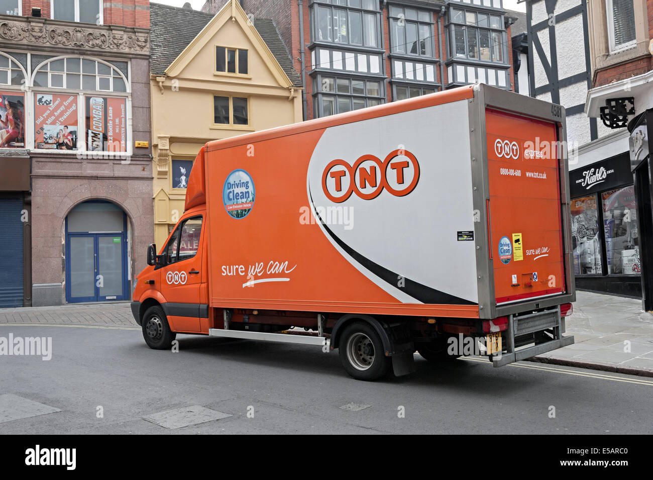 TNT-Verteilung-van geparkt in Nottingham am Morgen Stockfoto