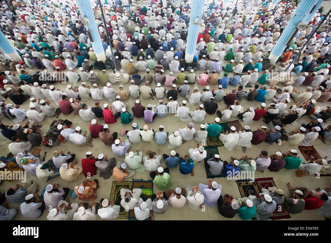 Dhaka, Bangladesch. 25. Juli 2014. Tausende von Bangladesch Muslime besuchen ein besonderes Gebet auf Jumatul Wida, dem letzten Juma Freitagsgebet in der Fastenmonat Ramadan in die Nationalmoschee in Dhaka. Millionen von Muslimen beobachten das Gebet sucht göttlichen Segen für Frieden, Fortschritt und Wohlstand des Landes. Bangladeshi Muslime feiern das größte Festival Eid Ul Fitr nach dem Ende des Ramadan. © KM Asad/ZUMA Wire/ZUMAPRESS.com/Alamy Live-Nachrichten Stockfoto