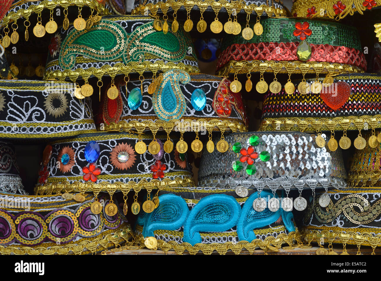 Trachtenhüte in einem Souvenirladen, Lahic, Aserbaidschan Stockfoto