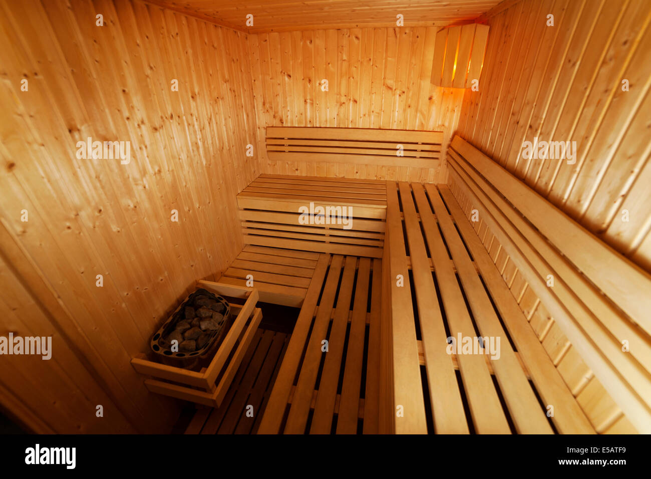 Interieur aus Holz und dampfende Sauna Debica, Polen Stockfotografie