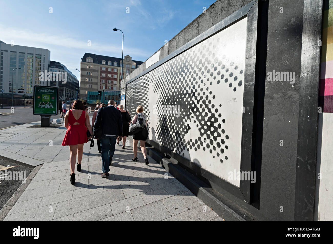 Birmingham-Menschen zu Fuß hinauf Hügel Straße Ausgehen am Abend Stockfoto