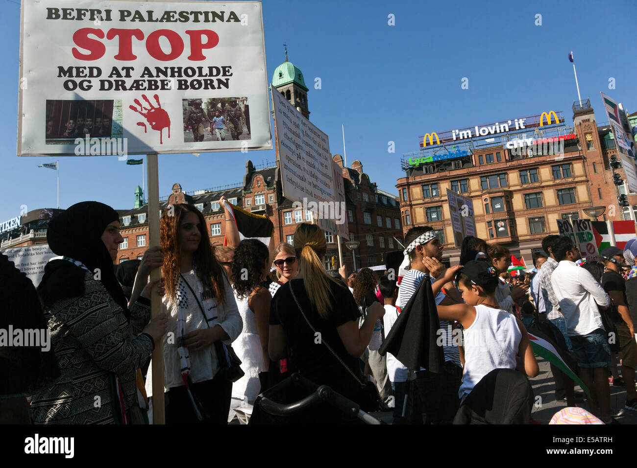 Kopenhagen, Dänemark-Freitag, 25. Juli 2014: Einige 2000 Menschen versammeln sich an der Copenhagen Rathaus Platz am Freitag Nachmittag protestieren gegen aktuelle Angriff Israels auf Gaza. Die Plakat-rad in Englisg: "Freies Palästina - STOP verhaften und Kinder zu töten". Bildnachweis: OJPHOTOS/Alamy Live-Nachrichten Stockfoto