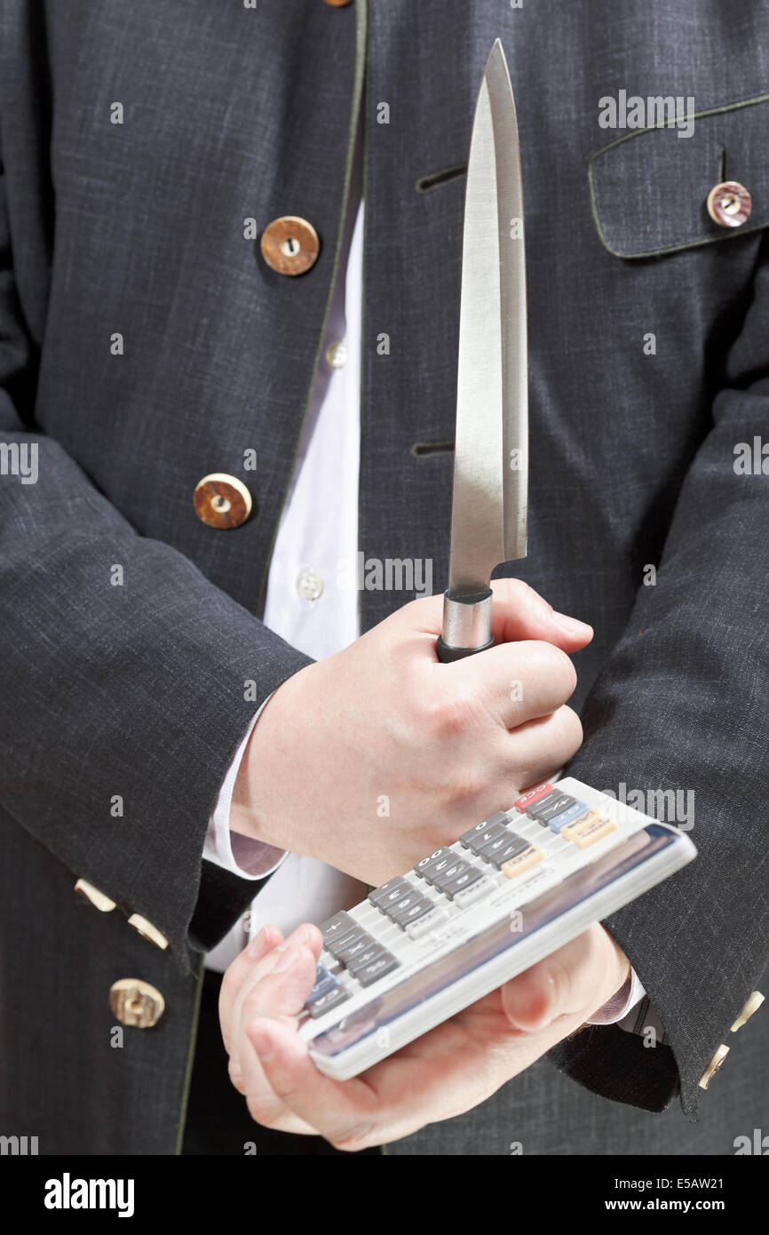 Rechner und Messer in Händen der Geschäftsmann hautnah Stockfoto