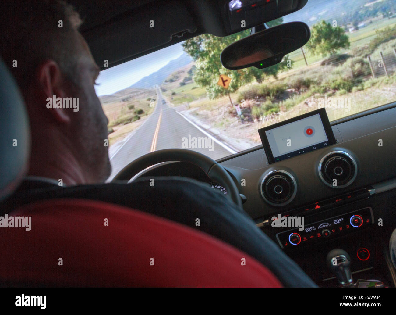 Man demonstriert die Verwendung von Android Auto-Technik-Gerät mithilfe von Sprachbefehlen zu navigieren und Steuern-Entertainment-Systeme Stockfoto