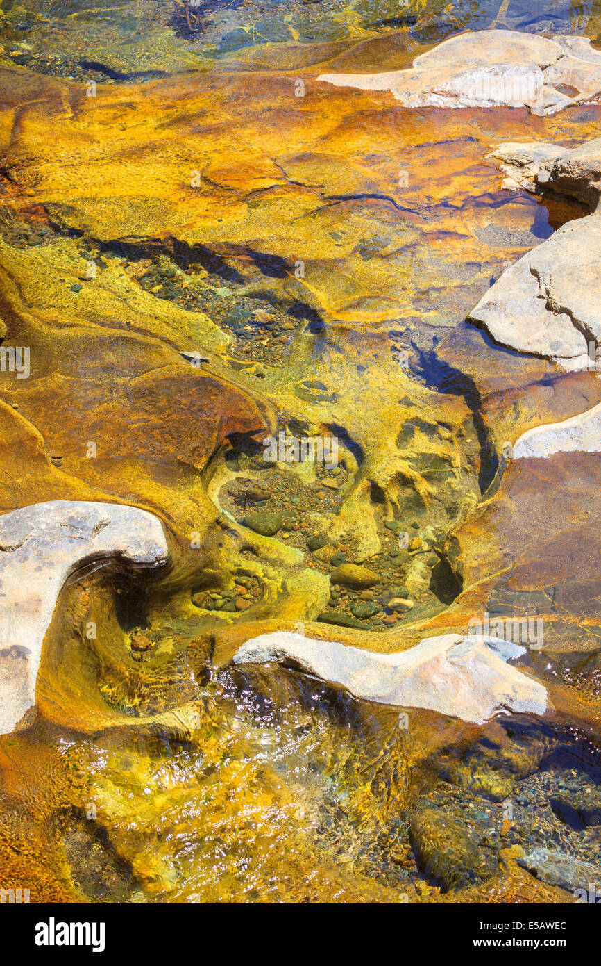 Textur des steinernen Gewässersohle mit wirbelnden Erdfarben, nützlich als Hintergrundbild Stockfoto