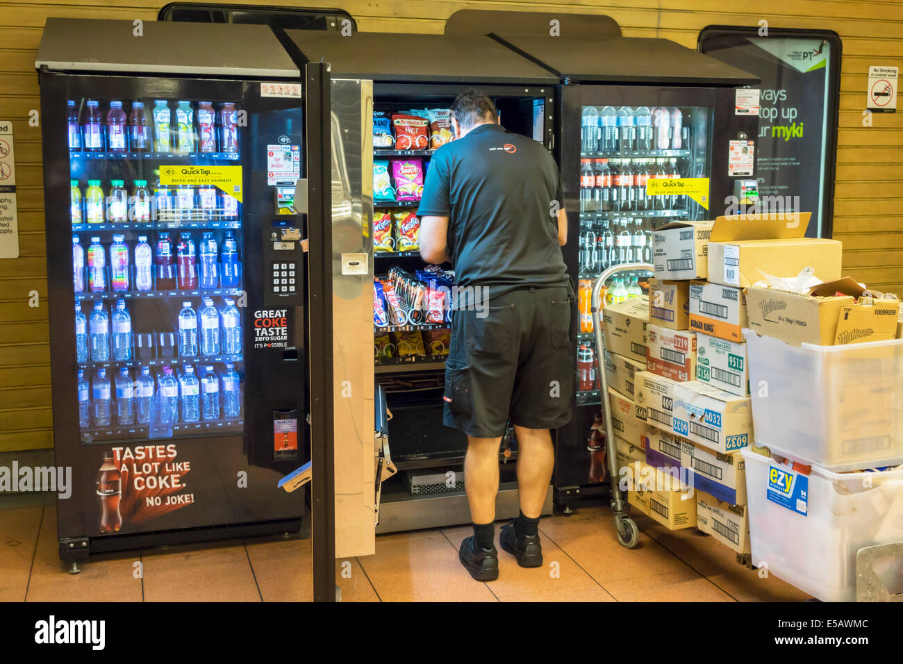 Melbourne Australien, Bahnhof Flagstaff, U-Bahn-Netz, City Loop, Verkaufsautomat, alkoholfreie Getränke, Cola, Coca-Cola, Selbstbedienung, Service, Restocki Stockfoto