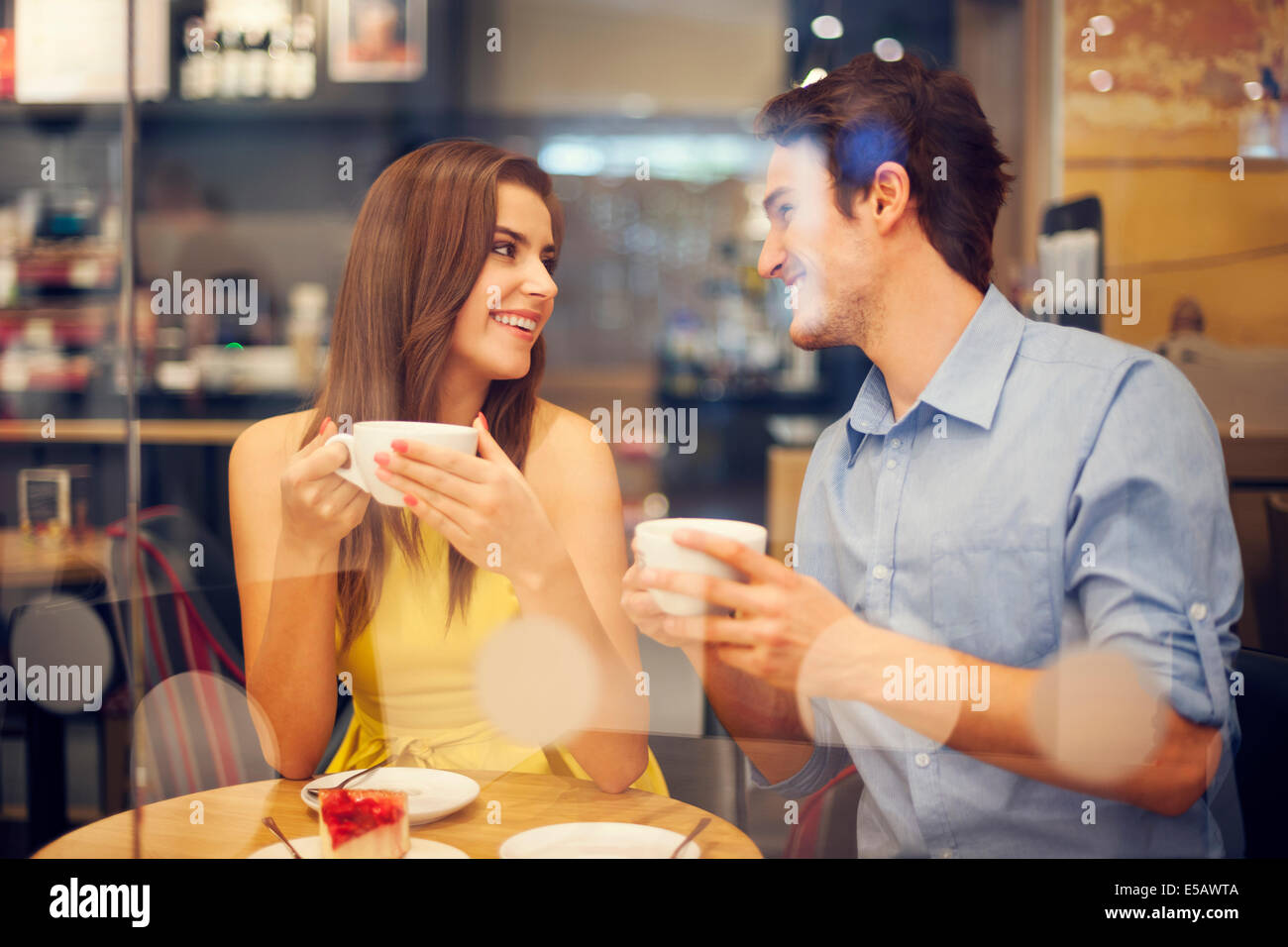Zwei Personen im Café genießen Sie die Zeit verbringen mit einander Debica, Polen Stockfoto