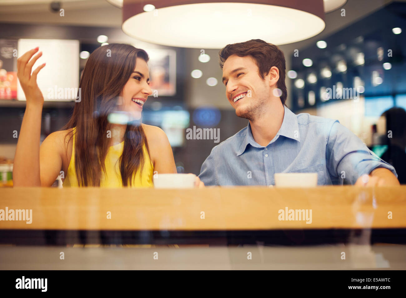 Glückliches Paar viel Spaß im Café Debica, Polen Stockfoto