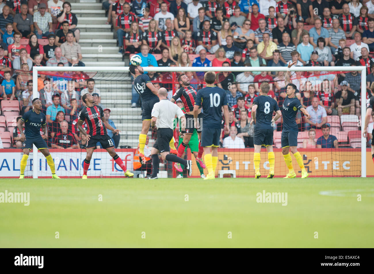 Bournemouth, Dorset, UK. 25. Juli 2014. Vorsaison-freundlich. AFC Bournemouth gegen Southampton. Graziano Pelle löscht den Ball aus seinen eigenen Bereich. Bildnachweis: Aktion Plus Sport/Alamy Live-Nachrichten Stockfoto