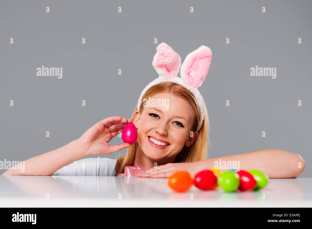 Blonde Frau mit Hasenohren und Ostern Eiern Debica, Polen Stockfoto