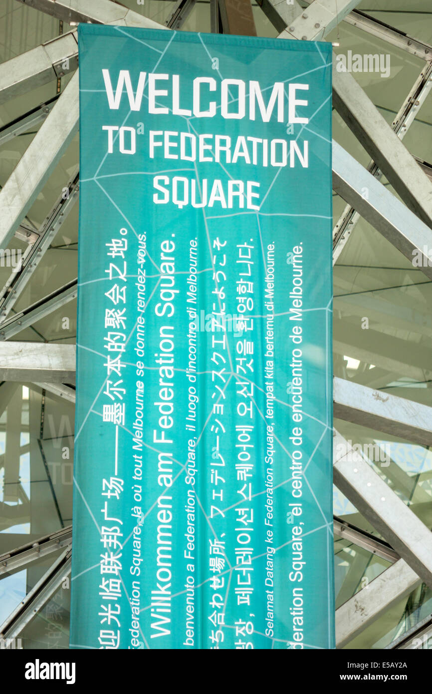 Melbourne Australien, Federation Square, Besucherzentrum, Zentrum, Banner, Begrüßung, mehrsprachig, zweisprachig, mehrsprachig, AU140320062 Stockfoto
