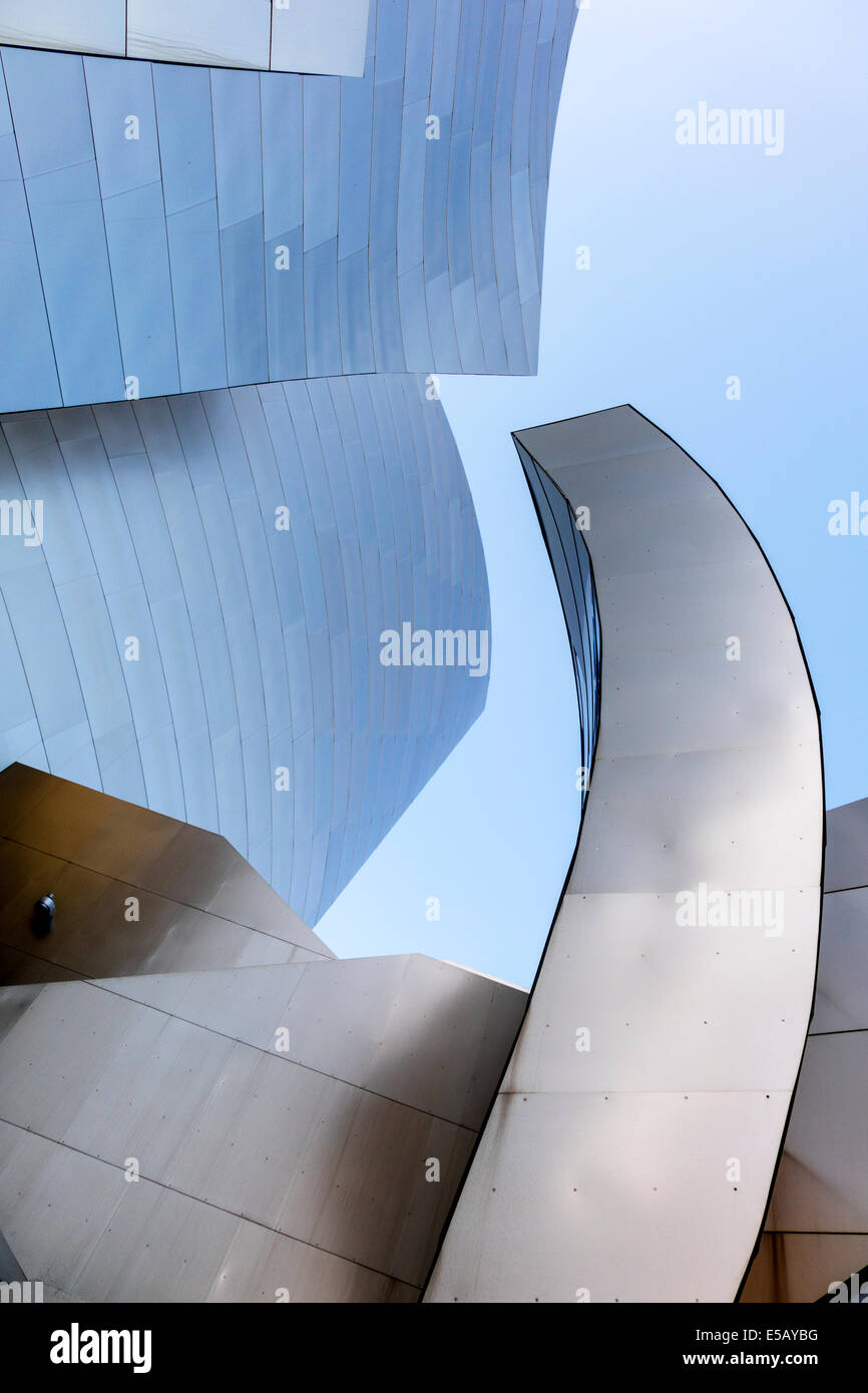 Los Angeles, Kalifornien, Innenstadt, Walt Disney Concert Hall, Veranstaltungsort, außen, Architekturdesign, Frank Gehry, Kurve, Edelstahl, Balkon, Wand Stockfoto