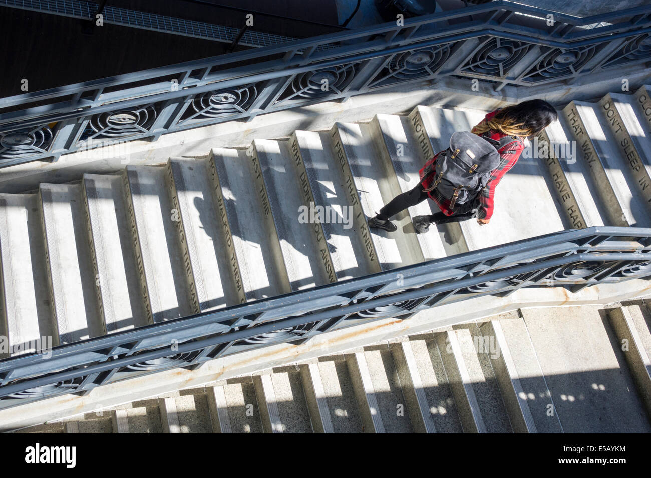 Los Angeles California, LA County Metro Rail, Stadtbahnsystem, Nahverkehr, Green Line, Douglas, Rosecrans, Bahnhof, Treppen, Geländer, Klettern, Frau weiblich Stockfoto