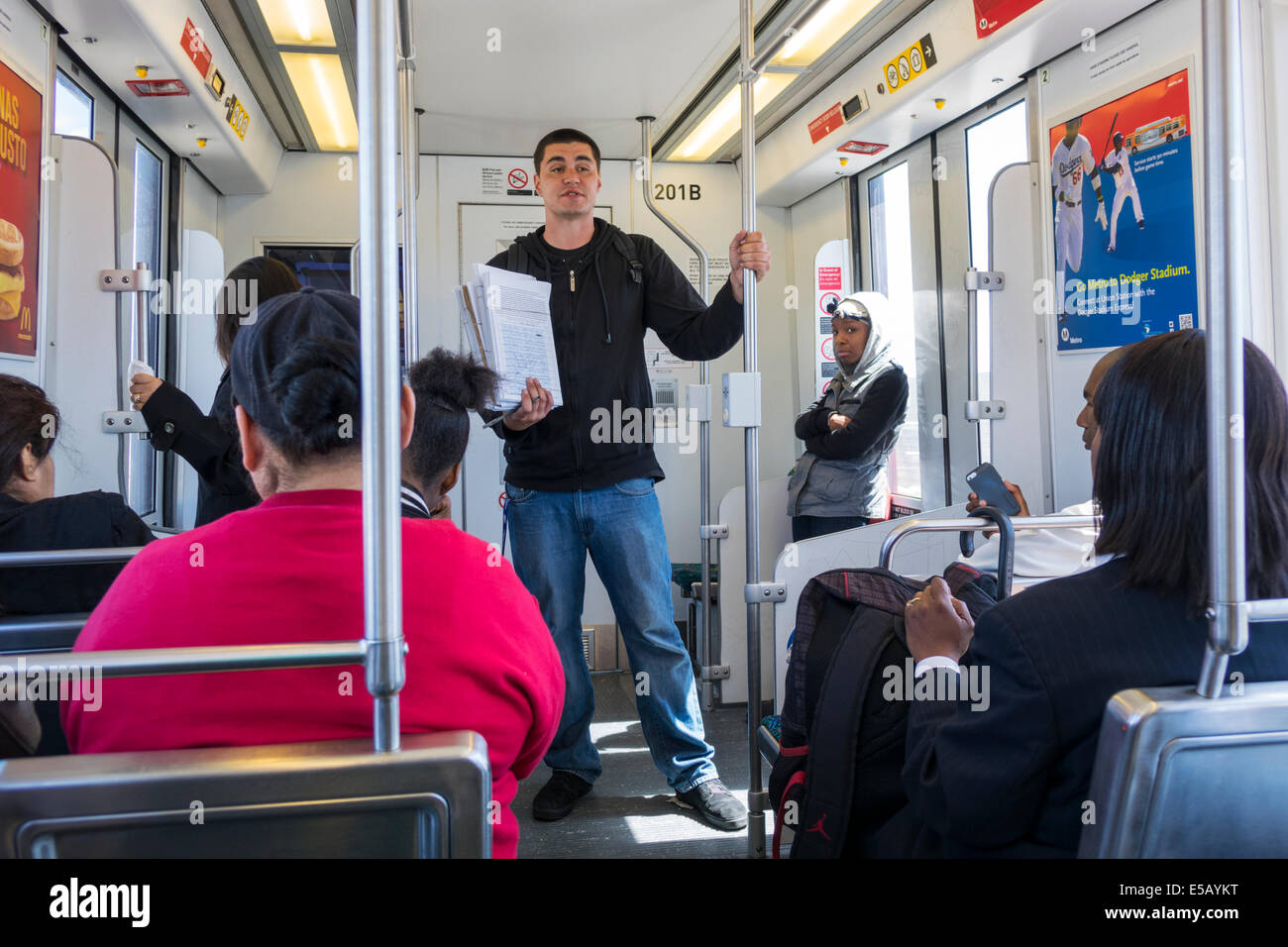 Los Angeles California, LA County Metro Rail, Green Line, Bahn, U-Bahn, Zug, Nahverkehr, Zug, innen, sitzen, Sitz, Pendler, hispanische Männer mal Stockfoto