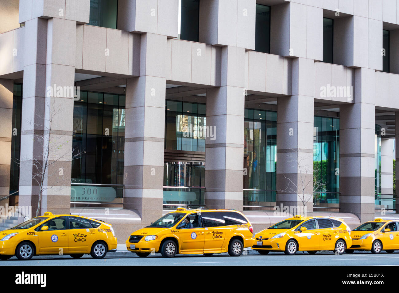 Los Angeles, Kalifornien, Innenstadt, One California Plaza, South Grand Avenue, Taxi, gelbes Taxi, Minivan, Auto, CA140401078 Stockfoto
