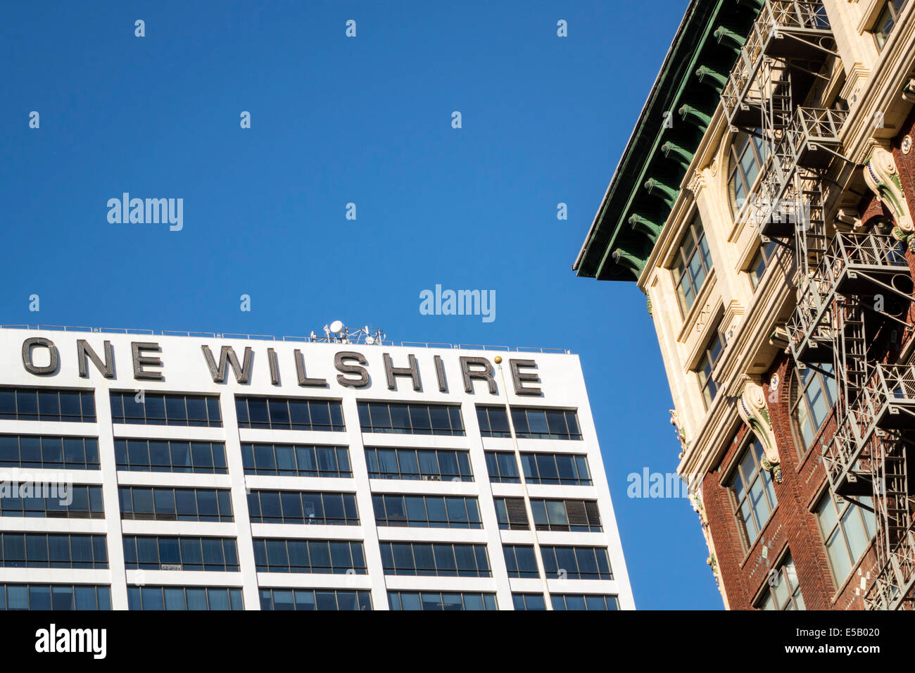 Los Angeles, Kalifornien, Downtown, One Wilshire, Wolkenkratzer, Gebäude, Feuerflucht, alt, neu, Kontrast, kunstvoll, schlicht, Besucher reisen Reisetour Stockfoto