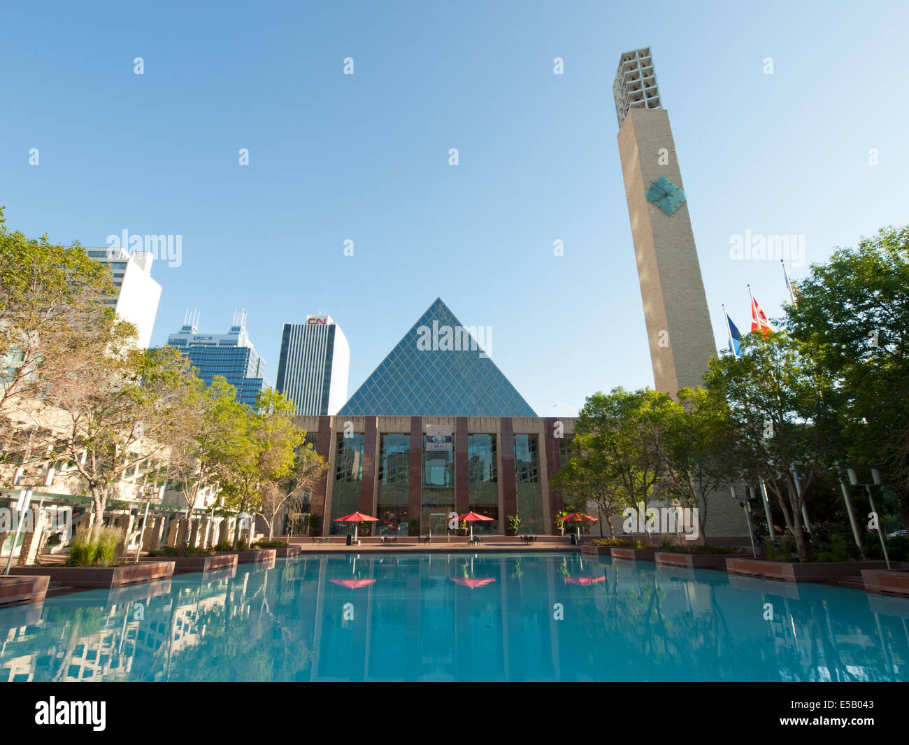 Ein Sommer-Blick auf Edmonton City Hall und die Skyline von Edmonton helle, früh morgens in der Sonne.  Edmonton, Alberta, Kanada. Stockfoto