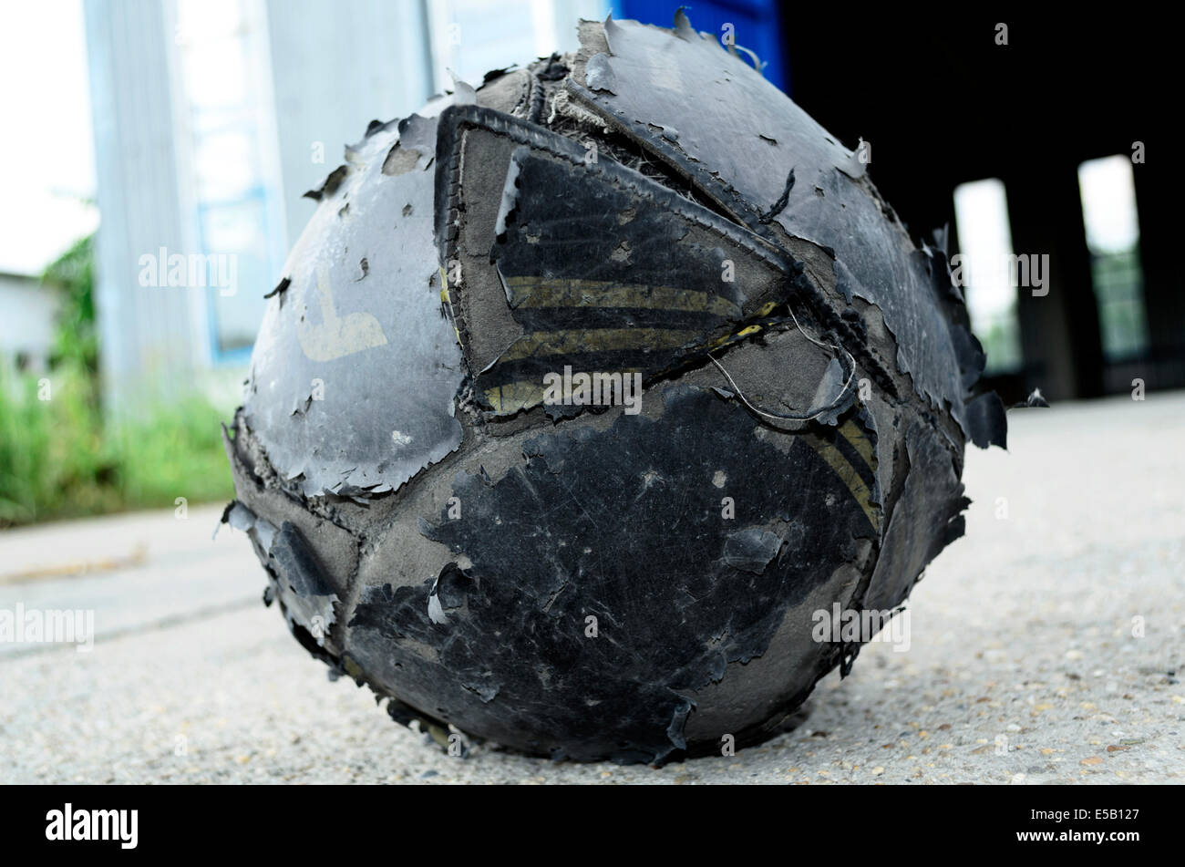 Alte Fußball-Ball schlecht ausgefranst Stockfoto