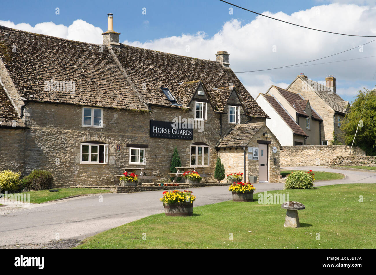 Die Horse Guards Pub am Brokenborough, in der Nähe von Malmesbury Wiltshire England UK. Ein typisches Cotswolds Land Pub Stockfoto