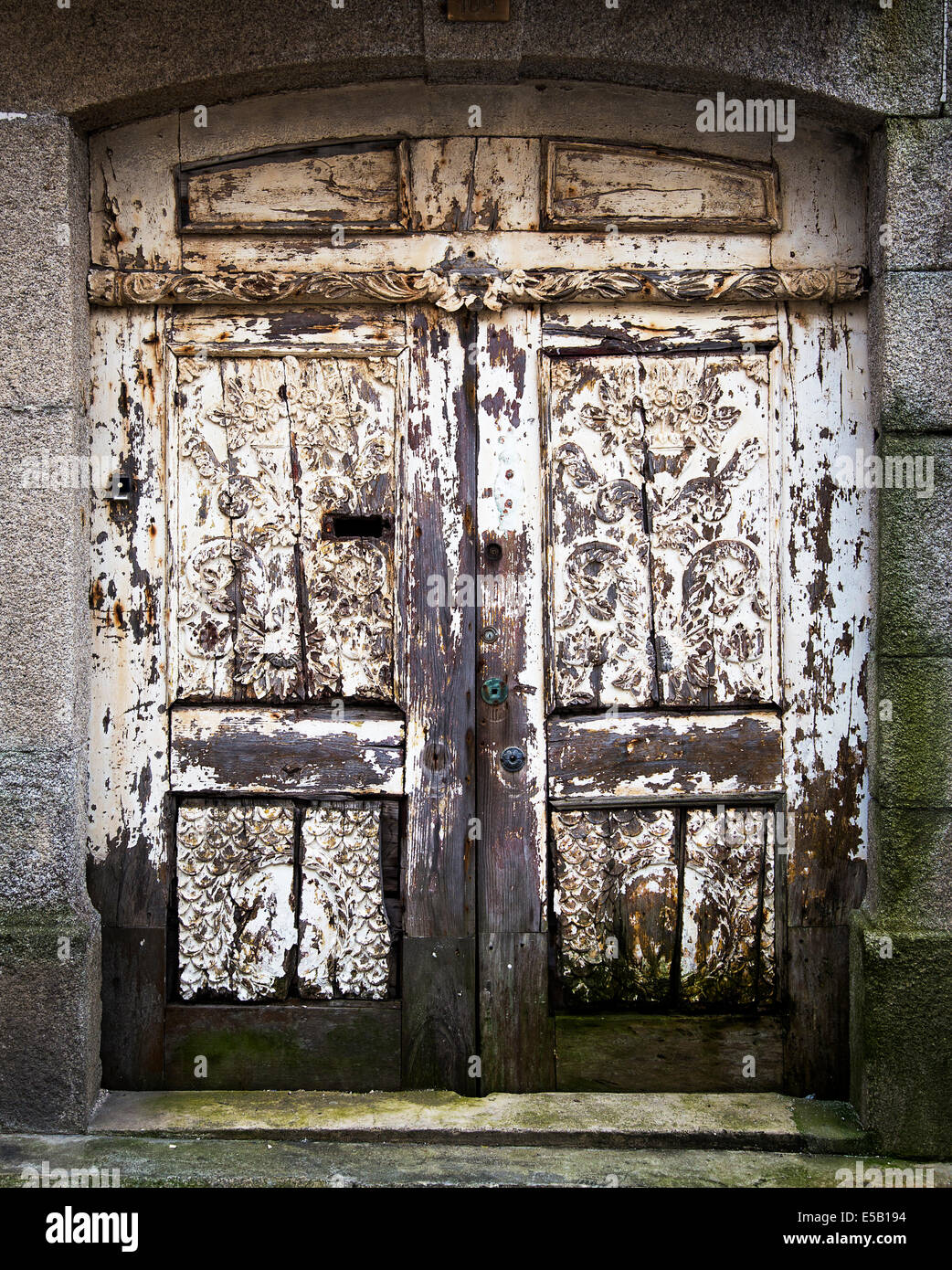 Alte Tür, verwittert und Fäulnis in Porto, portugal Stockfoto