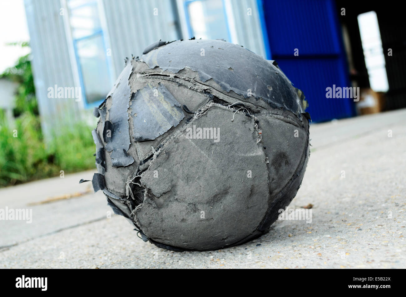 Alte Fußball-Ball schlecht ausgefranst Stockfoto