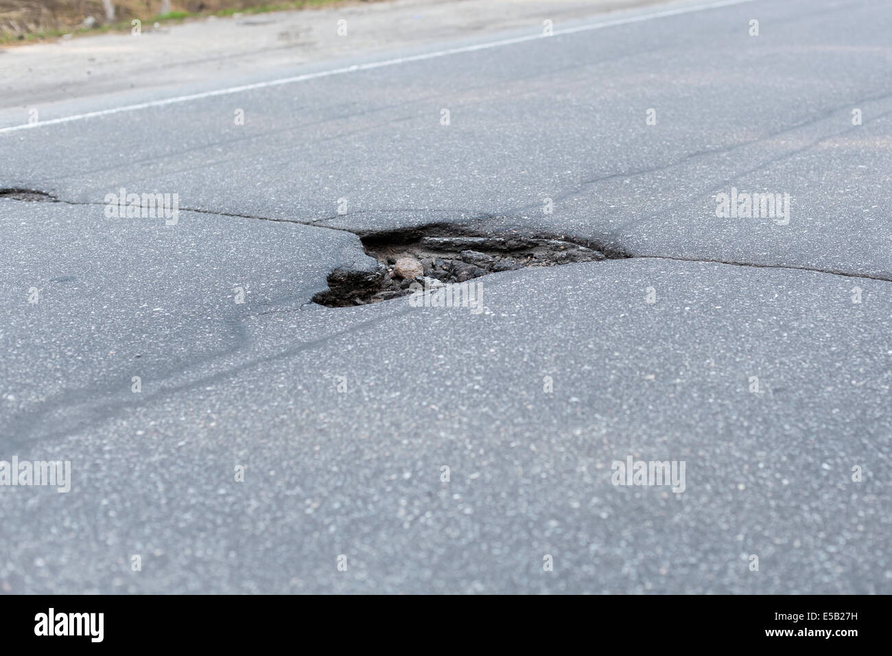 Schlechte Straße, großes Loch in der Straße asphalt Stockfoto