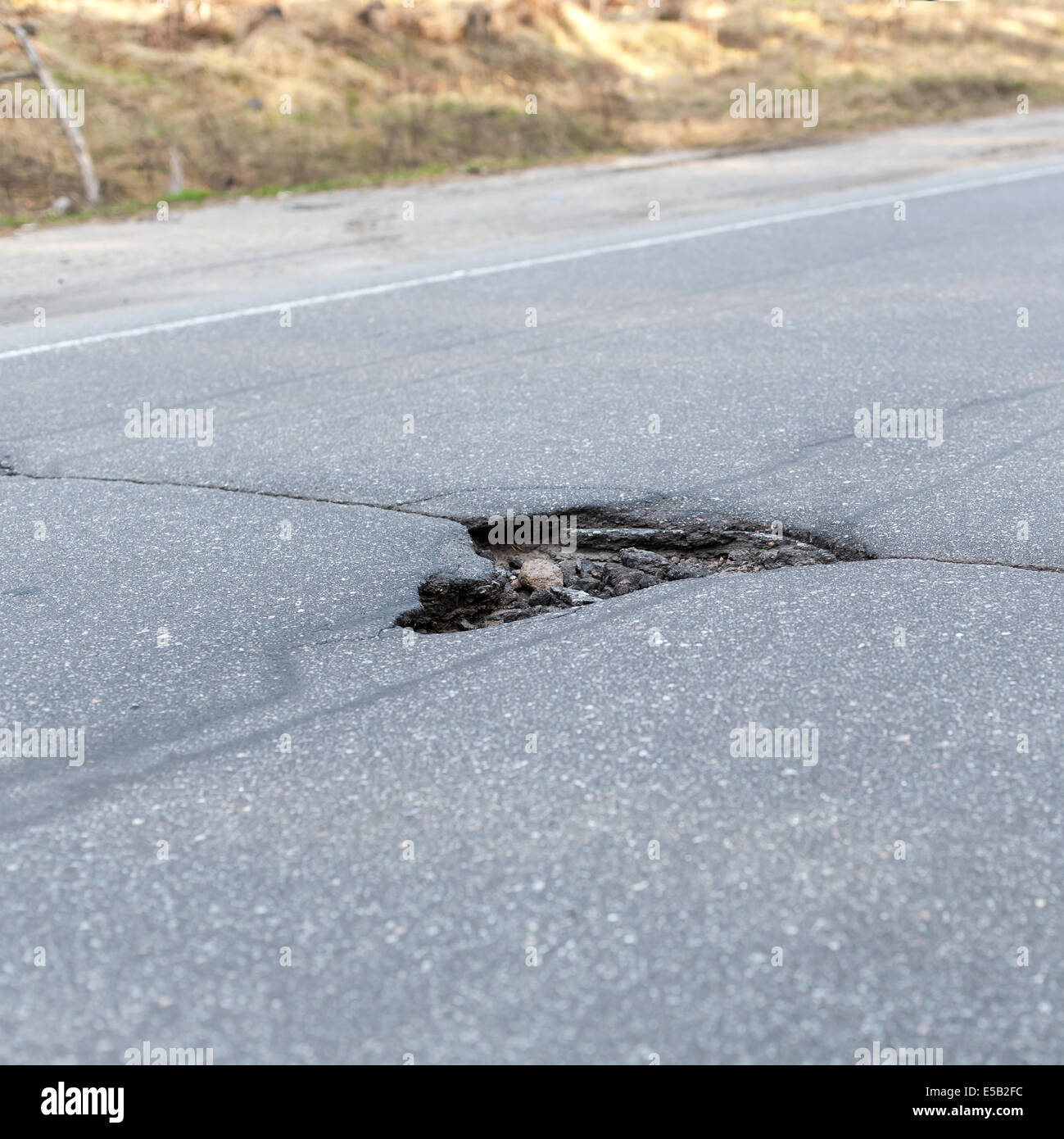 Schlechte Straße, großes Loch in der Straße asphalt Stockfoto