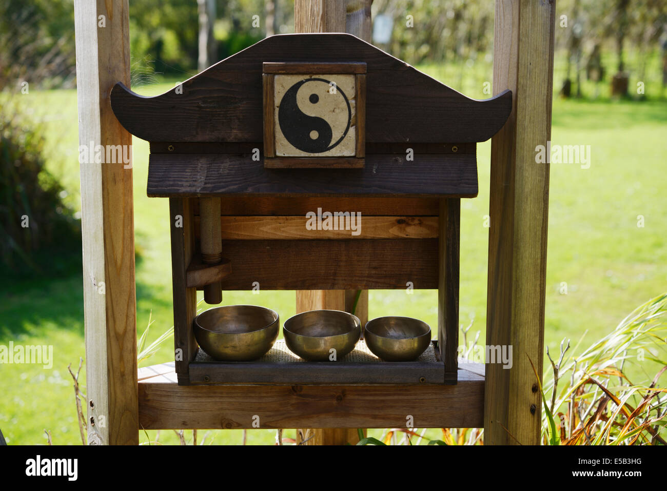 Klangschalen, Detail aus dem Garten für den Frieden am Sculptureheaven Skulpturengarten, Rhydlewis, Llandysul, Wales, UK. Stockfoto